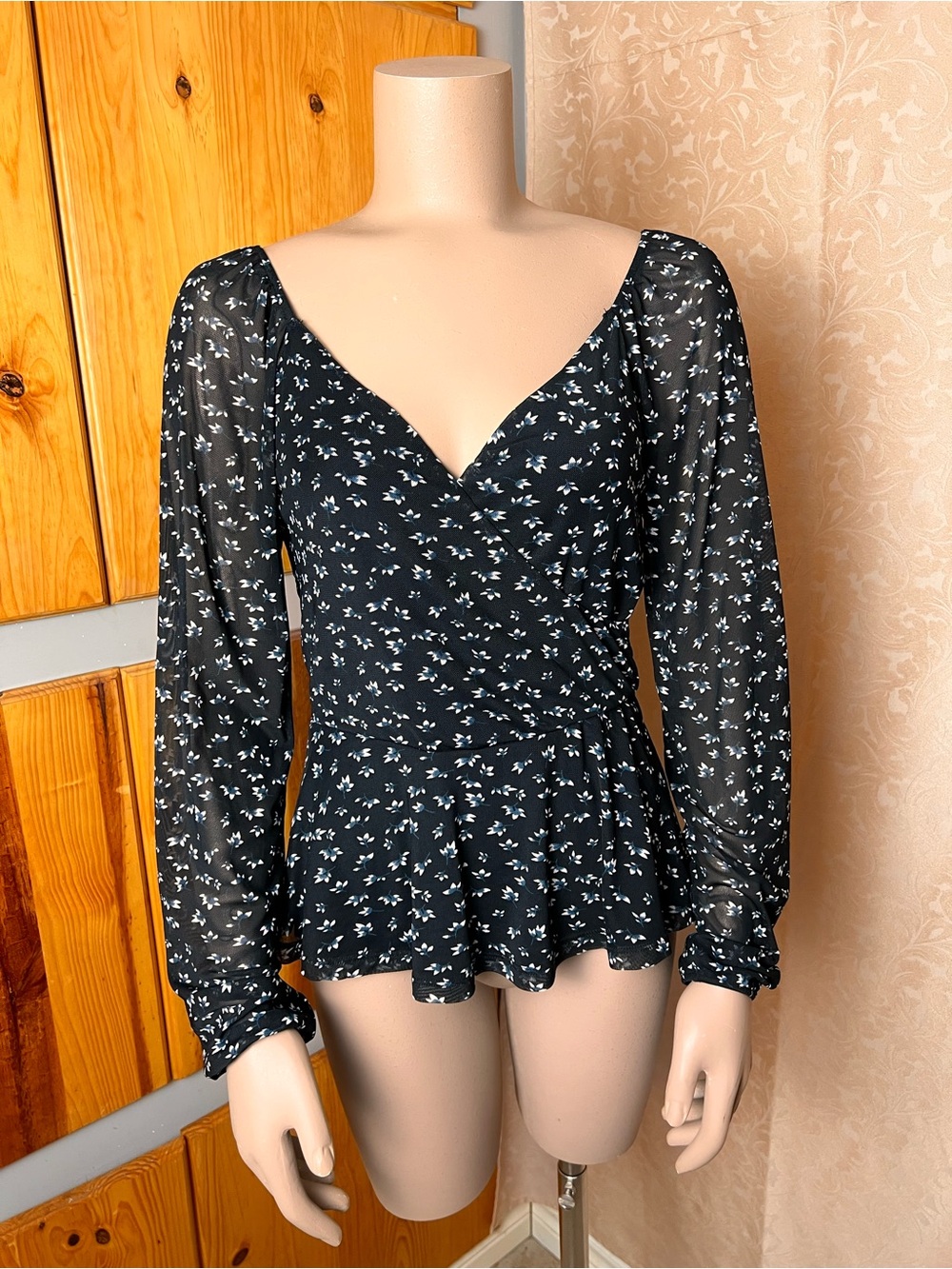 RICKI'S Black, White, and Blue Mesh V-Neck Floral Peplum Blouse - Size X-Small